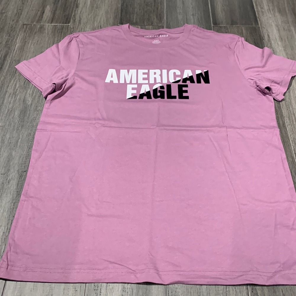 Mens American Eagle standard fit tee.